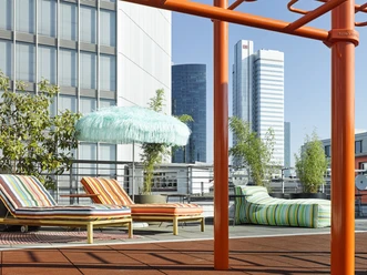 25hours Hotel The Trip - Roof terrace Rooftop terrace with loungers and Frankfurt skyline