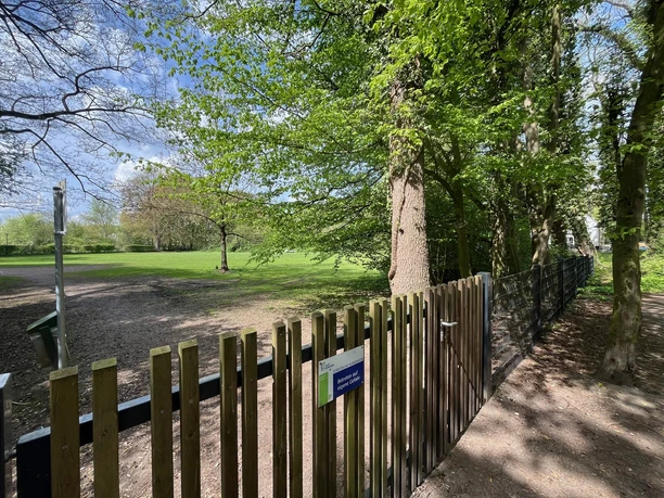 Hundewiese Stadtpark Botanischer Garten Eingezäunte Wiese mit altem Baumbestand im Botanischen Garten