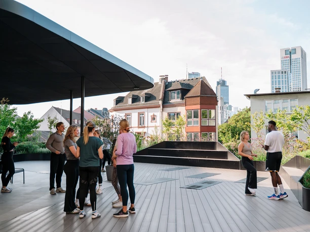 WESTEND TOWER Rooms and Roofs - Dachterrasse Gruppe auf Dachterrasse mit Blick auf Frankfurter Skyline