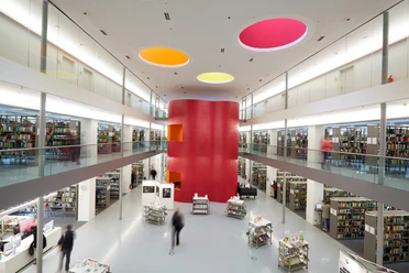 Innenraum der Stadtbibliothek Frankfurt mit Regalen