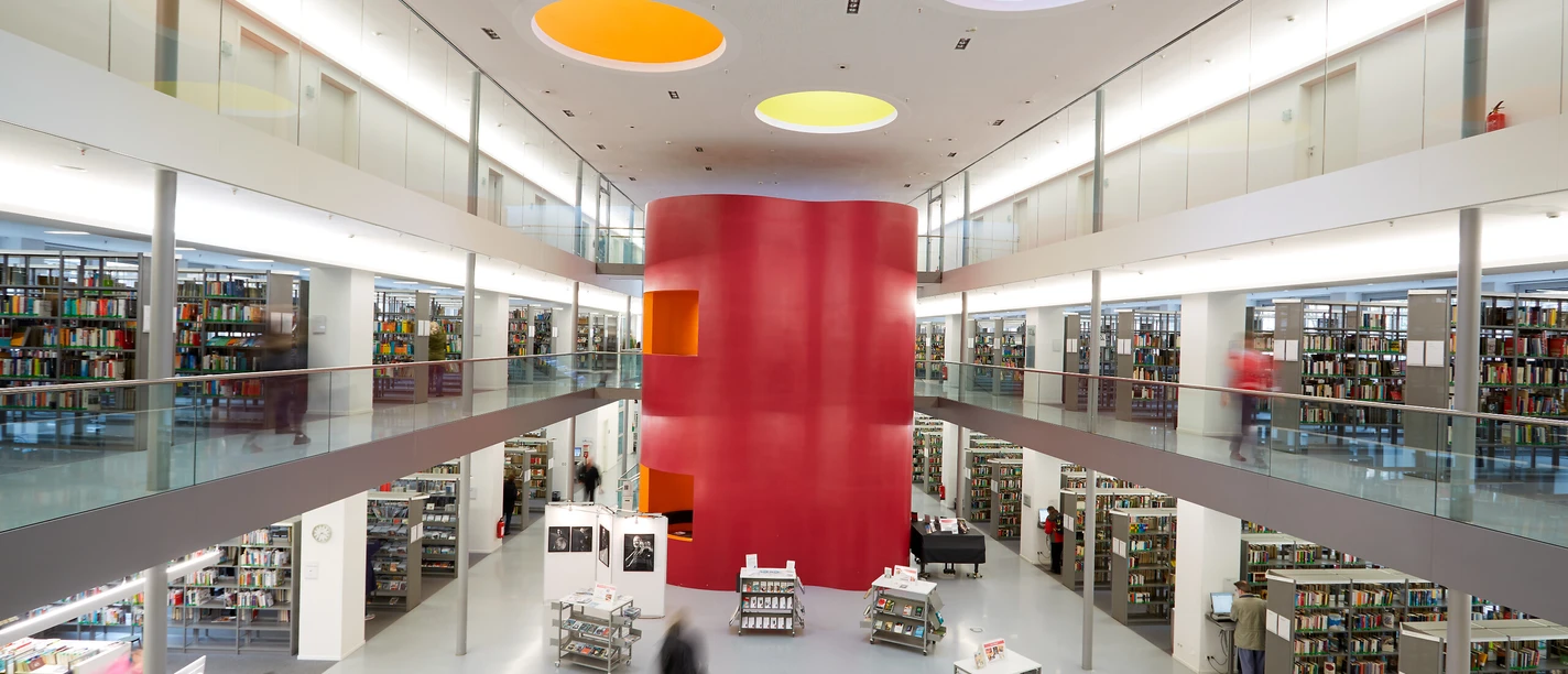 Innenraum der Stadtbibliothek Frankfurt mit Regalen