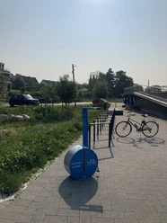 Luftpumpe und Reparaturstation am Aalfischereimuseum.jpg