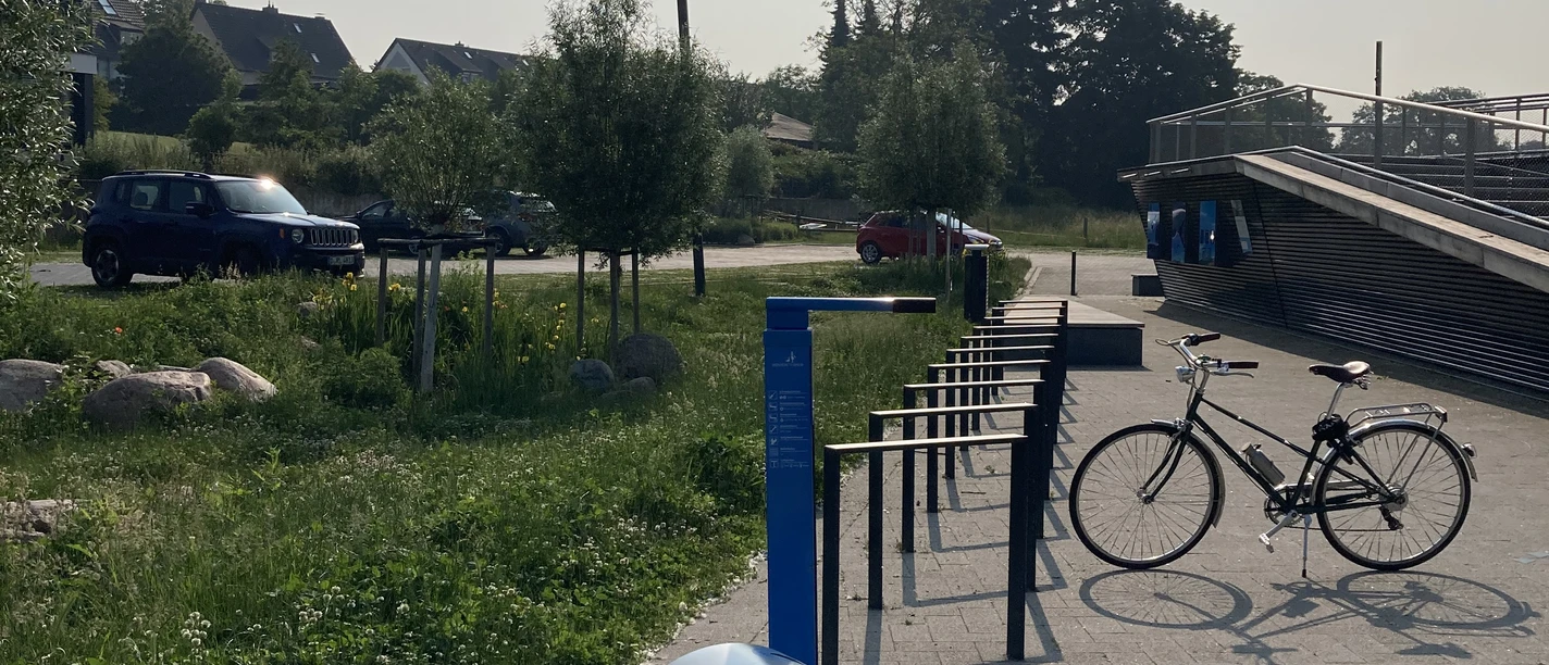 Luftpumpe und Reparaturstation am Aalfischereimuseum.jpg