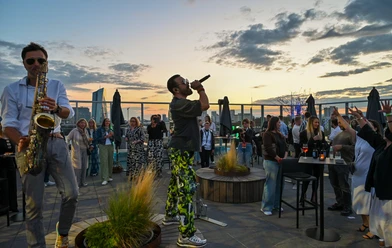 Upper East Side - Live music Live music on rooftop terrace with Frankfurt skyline