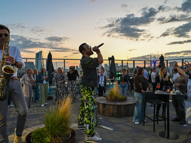 Upper East Side - Live-Musik Live‑Musik auf Dachterrasse mit Blick auf Frankfurter Skyline