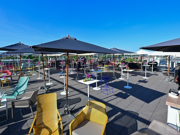 Upper East Side - Dachterrasse Dachterrasse mit Tischen und Sonnenschirmen