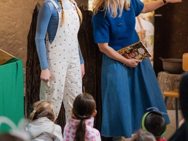 Zwei Damen auf der Bühne bei der Buchvorstellung