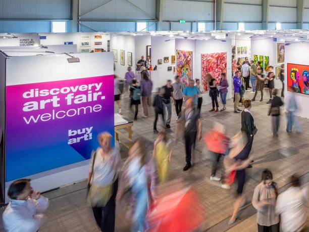 Discovery Art Fair Cologne Lively art fair with colorful works and many visitors in bright exhibition halls