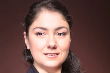Weltklassik am Klavier: Susanna Kadzhoyan Porträt der Pianistin Susanna Kadzhoyan im schwarzen Blazer.