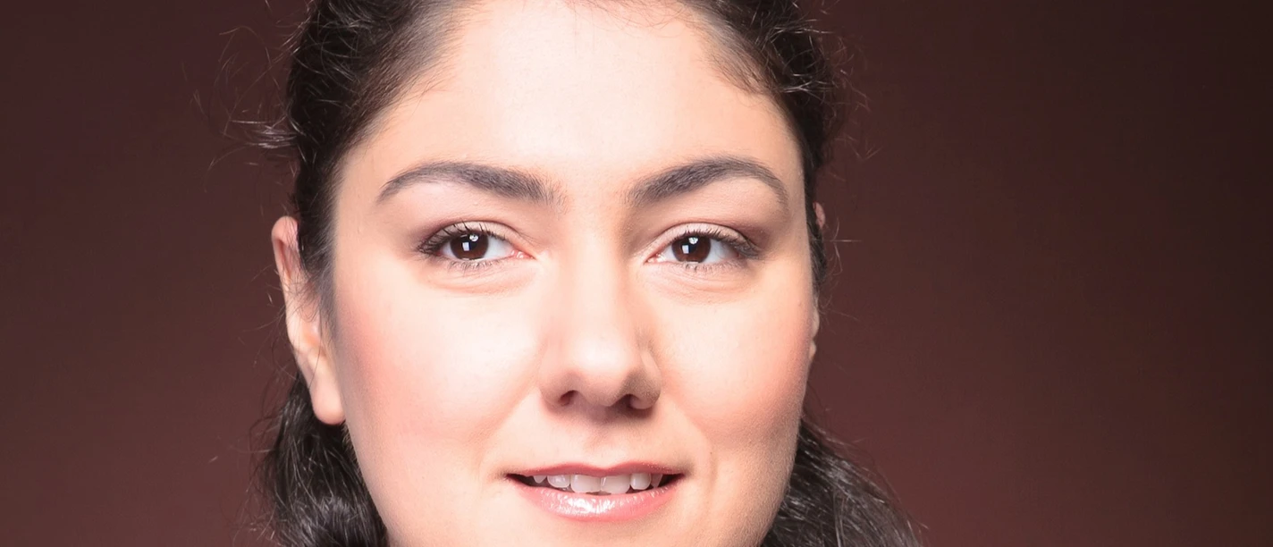 Weltklassik am Klavier: Susanna Kadzhoyan Porträt der Pianistin Susanna Kadzhoyan im schwarzen Blazer.