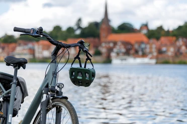 Fahrrad an der Elbe Ein Fahrrad steht an der Elbe. Im Hintergrund die Stadt Lauenburg.