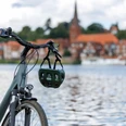 Fahrrad an der Elbe Ein Fahrrad steht an der Elbe. Im Hintergrund die Stadt Lauenburg.