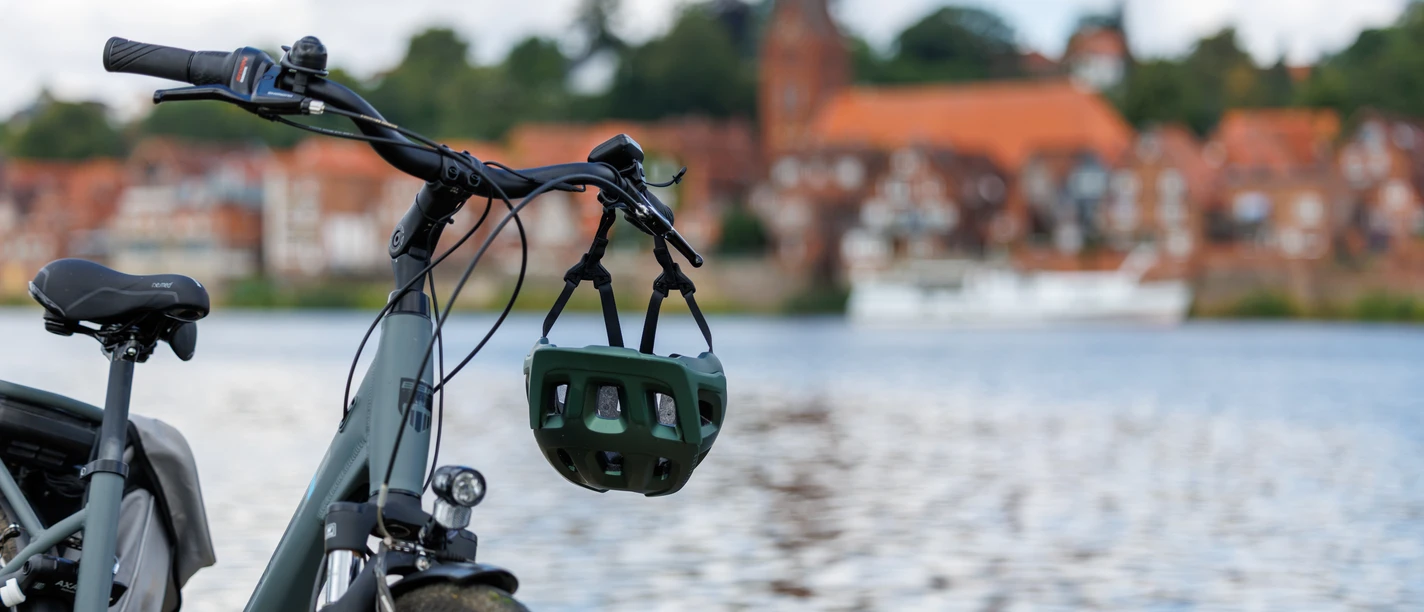 Fahrrad an der Elbe Ein Fahrrad steht an der Elbe. Im Hintergrund die Stadt Lauenburg.