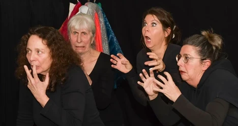 Vier Frauen schauspielern mit unterschiedlicher Gestik und Mimik.