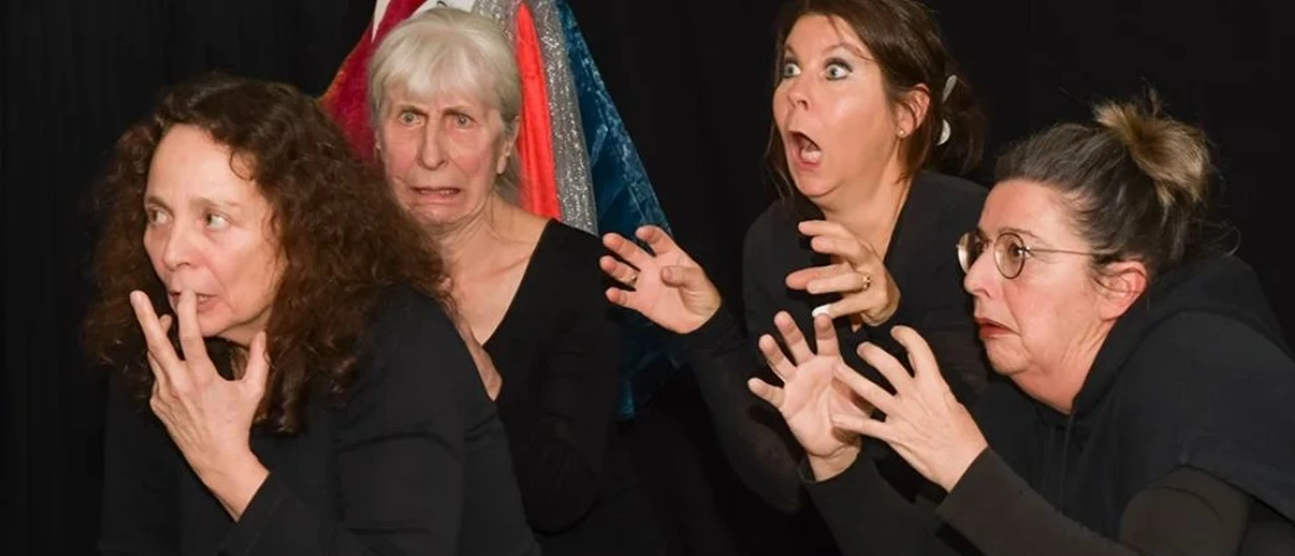 Vier Frauen schauspielern mit unterschiedlicher Gestik und Mimik.
