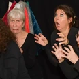 Playback-Theater_Improvisationstheater (c) KuKuK e.V..jpg Vier Frauen schauspielern mit unterschiedlicher Gestik und Mimik.