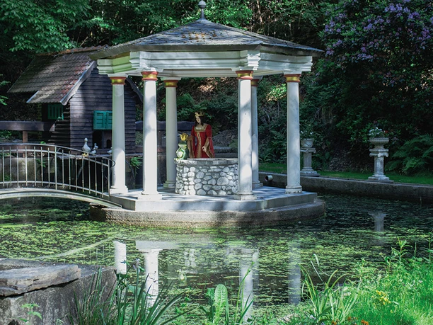 Froschkönig im Märchenwald Altenberg Pavillon am Teich mit Prinzessinnenfigur und Froschkönig im Märchenwald Altenberg