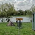 Disc-Golf_Salzgittersee (37)_HD_16zu9.jpg Ein Discgolf-Korb auf einer grünen Wiese direkt am Ufer des Salzgittersees.