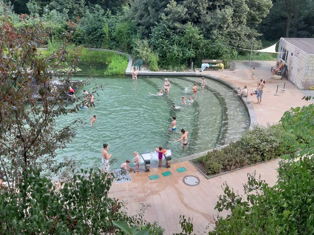 Naturbad Zschonergrund in Dresden-Briesnitz 1.jpg Menschen baden im Naturbad Zschonergrund im Grünen
