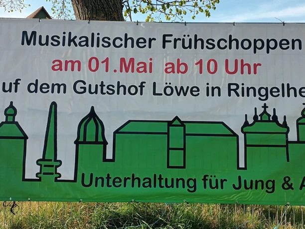 Fruehschoppen_Gutshof_1.Mai_HD_16zu9.jpg Weißes Banner für den musikalischen Frühschoppen am 1. Mai auf dem Gutshof Löwe in Ringelheim.