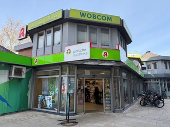 Porsche-Apotheke Außenansicht der Porsche Apotheke in Wolfsburg mit Eingang, Schaufenstern und Apothekenlogo.