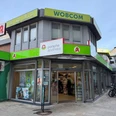 Porsche-Apotheke Außenansicht der Porsche Apotheke in Wolfsburg mit Eingang, Schaufenstern und Apothekenlogo.