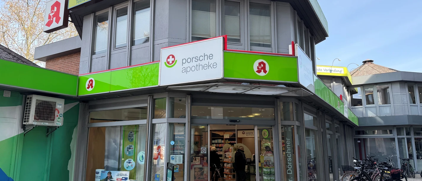 Porsche-Apotheke Außenansicht der Porsche Apotheke in Wolfsburg mit Eingang, Schaufenstern und Apothekenlogo.