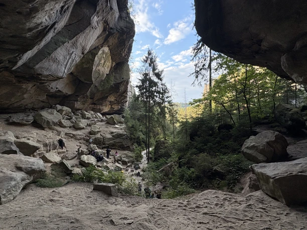 Gautschgrotte Blick aus der Gautschgrotte auf die Felsen seitlich und den blauen Himmel mit Wolken