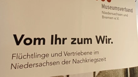 VomIhrzumWir_HD_16zu9.jpg Plakattext: Vom Ihr zum Wir. Flüchtlinge und Vertriebene im Niedersachsen der Nachkriegszeit.