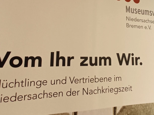 VomIhrzumWir_HD_16zu9.jpg Plakattext: Vom Ihr zum Wir. Flüchtlinge und Vertriebene im Niedersachsen der Nachkriegszeit.