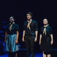 Die Weiße Rose, Hans, Sophie Inge Drei Darstellende in dunkler Kleidung stehen auf einer Bühne und singen im Scheinwerferlicht.