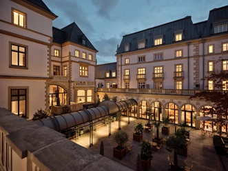 The Florentin - Außenansicht Beleuchteter Innenhof eines Hotels mit Sitzplätzen
