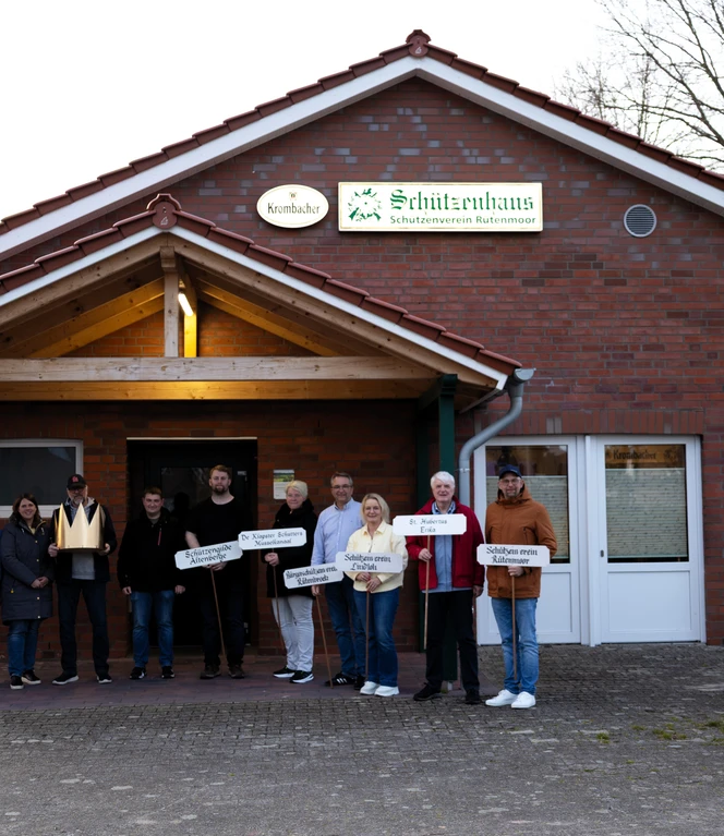 Mitglieder des Festausschusses posieren vor dem Schützenhaus ©Bianca Meyering.jpg