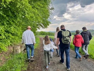 Imker und Gruppe auf Melli's Bienenlehrpfad
