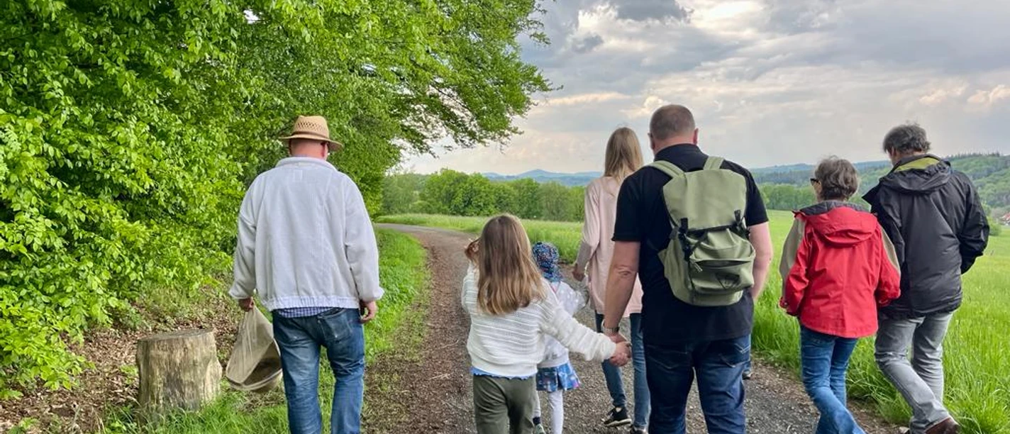 Imker und Gruppe auf Melli's Bienenlehrpfad