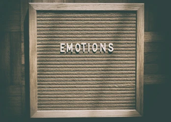 Emotions Stecktafel aus Holz mit dem Wort EMOTIONS weckt Vorfreude auf ein lebendiges Poetry-Event.