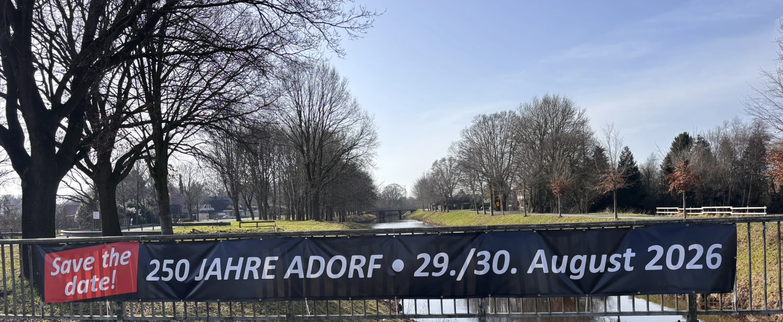 Ein Banner kündigt das Jubiläumsfest - 250 Jahre Adorf - an..JPEG