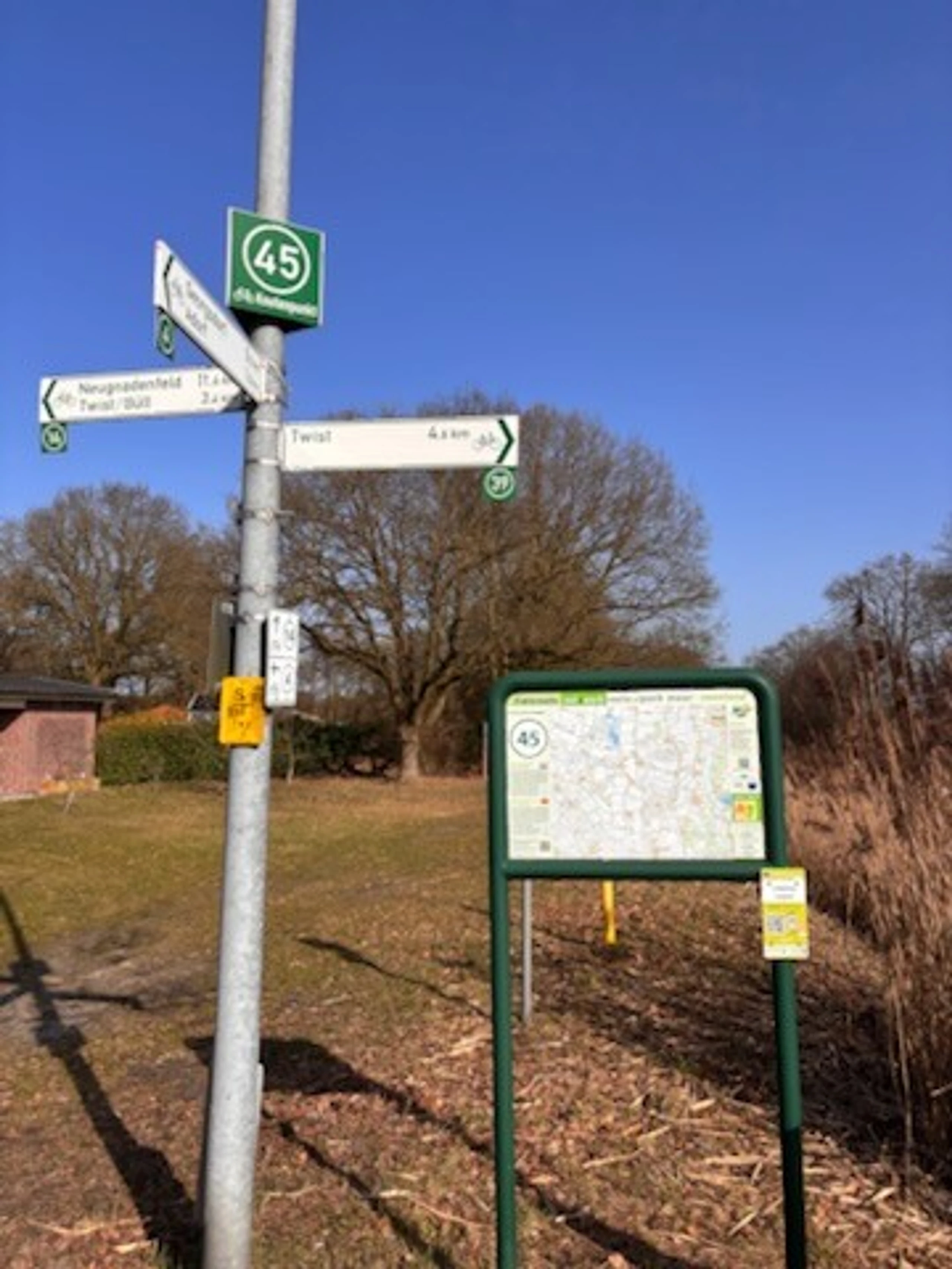 Das dichte Fahrradknotennetz lenkt durch Adorf..jpg