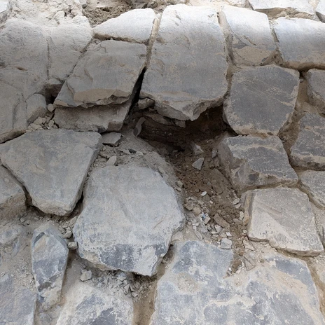 Eine der bereits gereinigten Stellen der Staumauer - sichtbar sind die fehlenden Steine und Fugen