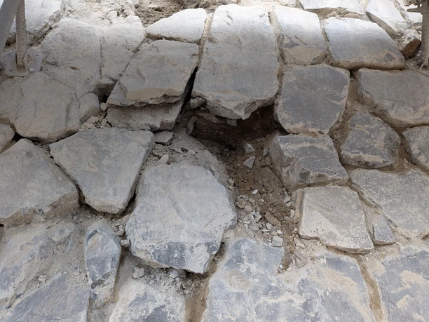 Eine der bereits gereinigten Stellen der Staumauer - sichtbar sind die fehlenden Steine und Fugen