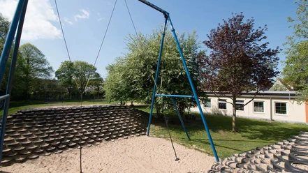 IMG_7077.jpg Spielplatz umgeben von Bäumen