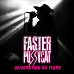 Sänger in dunkler Silhouette vor Bühnenlicht mit Logo von Faster Pussycat zum Jubiläum