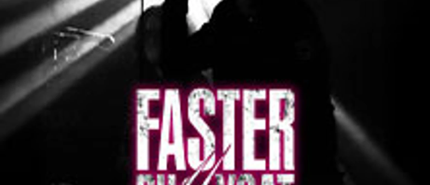 Sänger in dunkler Silhouette vor Bühnenlicht mit Logo von Faster Pussycat zum Jubiläum