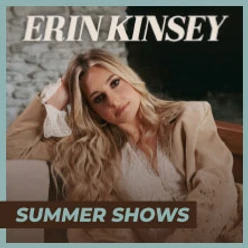 Werbefläche mit sitzender Frau vor Steinwand und eingeblendeten Texten Erin Kinsey und Summer Shows