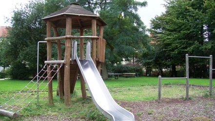 49 Nelkenstr_WEB.jpg Klettergerüst auf dem Spielplatz Minna-Rattay-Weg umgeben von Grün
