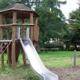 49 Nelkenstr_WEB.jpg Klettergerüst auf dem Spielplatz Minna-Rattay-Weg umgeben von Grün