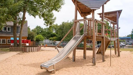 IMG_7428_WEB.jpg Rutsche und Klettergerüst auf einem Sandbereich auf dem Spielplatz Nettelstraße