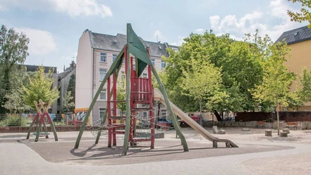IMG_7578_WEB.jpg Klettergerüst mit Rutsche auf dem Spielplatz Leher Pausenhof