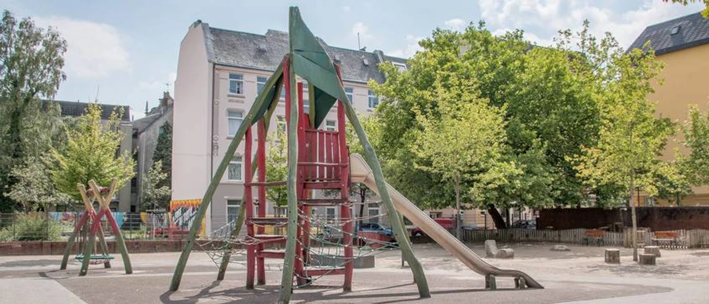 IMG_7578_WEB.jpg Klettergerüst mit Rutsche auf dem Spielplatz Leher Pausenhof