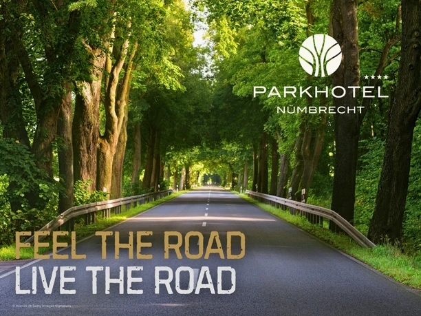 Oldtimer-Angebot Das Bergische Cover.jpg Baumgesäumte Landstraße mit Parkhotel-Nümbrecht-Logo und dem Slogan Feel the Road